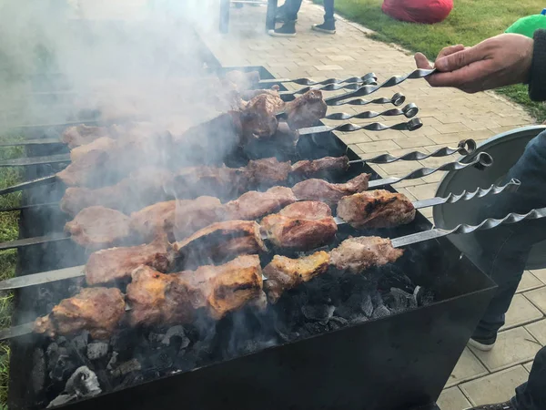 Mcvadi - Schaschlik bereitet sich auf einem Grill über Holzkohle vor. gebratener Dönerspieß, der in goergia sehr beliebt ist. Traditionelle Küche in Georgien — Stockfoto