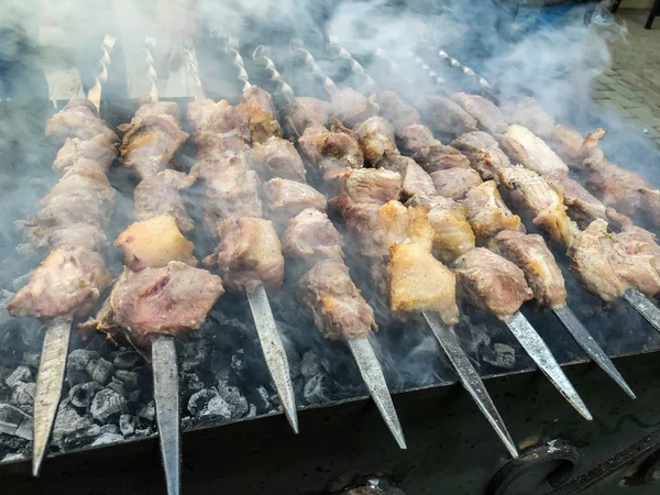 Mcvadi Shashlik Voorbereiden Een Barbecue Grill Houtskool Geroosterde Gestapelde Vlees — Stockfoto