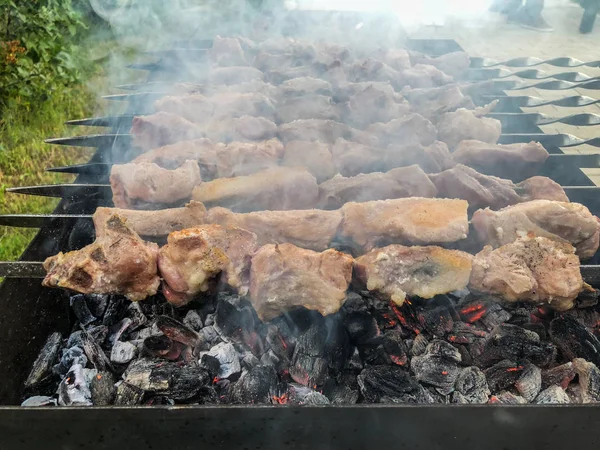 Mcvadi - shashlik preparándose en una parrilla de barbacoa sobre carbón vegetal. Carne apilada asada Shish kebab popular en Goergia. Cocina tradicional en Georgia — Foto de Stock