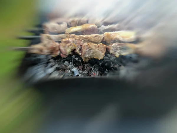Mcvadi - shashlik que se prepara em uma grelha de churrasco sobre o carvão vegetal. Carne assada empilhada Shish kebab popular em Goergia. Cozinha tradicional em Geórgia — Fotografia de Stock
