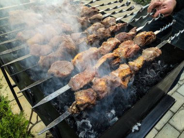 Mcvadi - bir barbekü ızgara üzerinde kömür hazırlama Şaşlık. Yığılmış et şiş kebap Gürcistan içinde popüler kavrulmuş. Gürcistan'daki geleneksel mutfağı