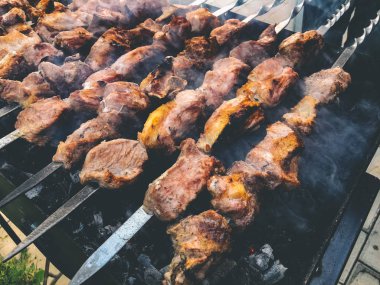 Mcvadi - bir Barbekü ızgara üzerinde kömür hazırlama şaşlık. Gürcistan'daki geleneksel mutfağı yığılmış et kavrulmuş