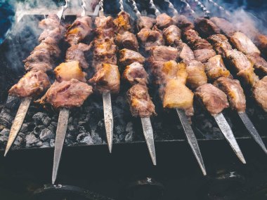 Mcvadi - bir Barbekü ızgara üzerinde kömür hazırlama şaşlık. Gürcistan'daki geleneksel mutfağı yığılmış et kavrulmuş