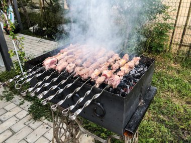 Mcvadi - bir barbekü ızgara üzerinde kömür hazırlama Şaşlık. Yığılmış et şiş kebap Gürcistan içinde popüler kavrulmuş. Gürcistan'daki geleneksel mutfağı