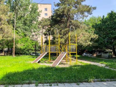 Tiflis, Gürcistan--17 Mayıs 2018: Çocuk Bahçesi oyunlar için. Demir inşaat avluda 