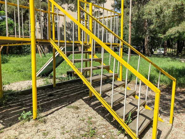 Tbilisi, Grúzia - Május 17, 2018: játszótér játékok. Vas építési közelében a lakóépület udvarán. Tavasz a városban. — Stock Fotó