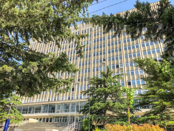 TBILISI, GEORGIA - 17 de maio de 2018: Vista do edifício da Ivane Javakhishvili Tbilisi State University. Primavera na cidade — Fotografia de Stock