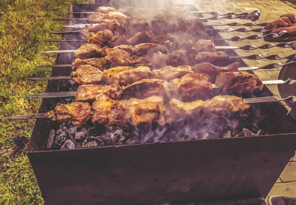 Mcvadi-羊肉串准备在烧烤炉上木炭。在佐治亚的烤堆积的肉传统菜 — 图库照片