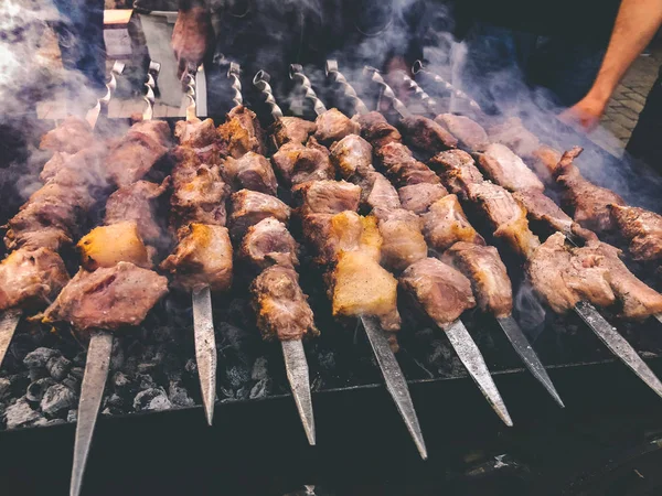 Mcvadi - shashlik preparándose en una parrilla de barbacoa sobre carbón vegetal. Carnes asadas apiladas cocina tradicional en Georgia — Foto de Stock