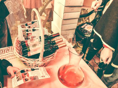 Tiflis, Gürcistan - 12 Mayıs 2018: Gürcüce Festivali şarap ve şarap füniküler Tiflis, Gürcistan'daki üzerinde Mtatsminda Park yapımı