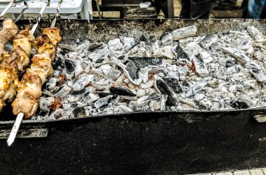 Marine şaşlık bir Barbekü ızgara üzerinde kömür hazırlama. Yığılmış et şiş kebap Gürcistan içinde popüler kavrulmuş. Gürcistan'daki geleneksel mutfağı