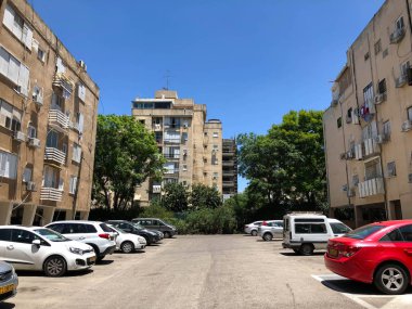 Rishon Le Zion, İsrail-18 Haziran 2018: arabalar yolun güneşli bir günde Rishon Le Zion, İsrail