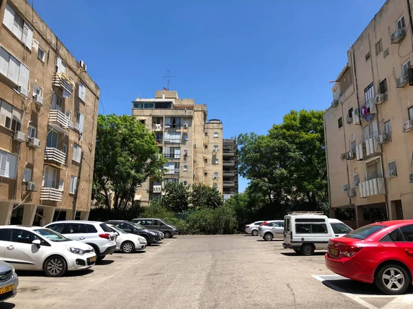 RISHON LE ZION, ISRAEL -JUNIO 18, 2018: Coches en la carretera en un día soleado en Rishon Le Zion, Israel —  Fotos de Stock