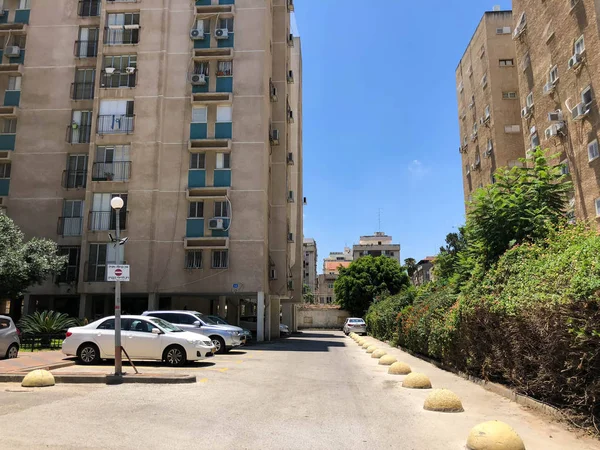 RISHON LE ZION, ISRAEL -JUNIO 18, 2018: Coches en la carretera en un día soleado en Rishon Le Zion, Israel — Foto de Stock