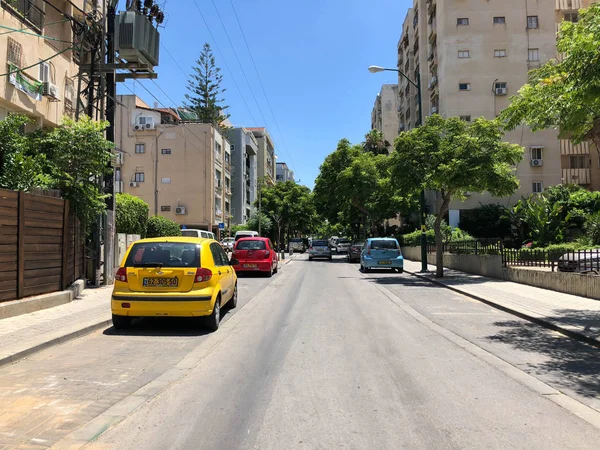 RISHON LE ZION, ISRAEL -JUNIO 18, 2018: Coches en la carretera en un día soleado en Rishon Le Zion, Israel — Foto de Stock