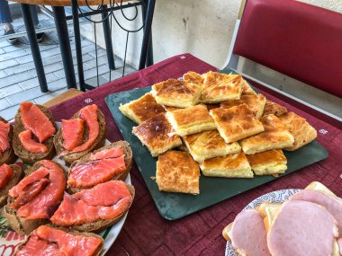 Açık büfe akşam yemeği köyünde. Doğa, sandviç, pasta et, khachapuri, balık, sebze ile bayram