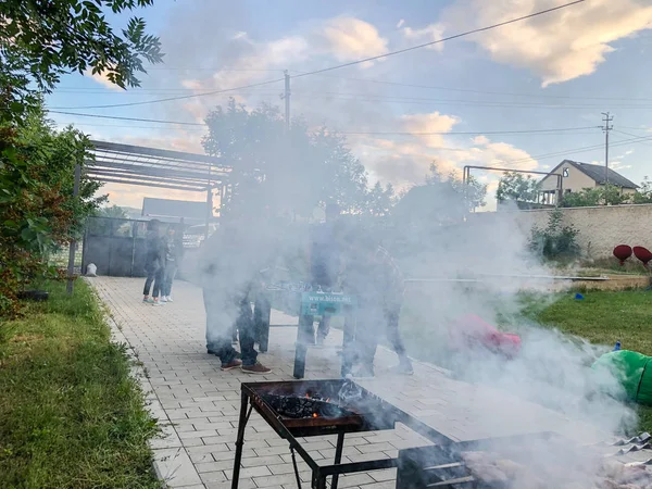 Piknik köyünde, kızarmış şiş kebap ızgara gelen duman — Stok fotoğraf