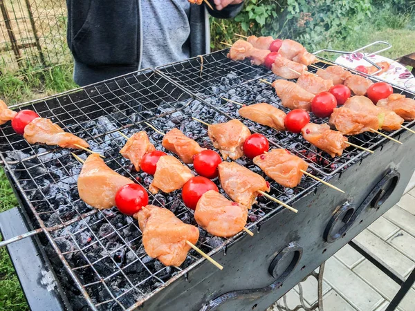 Grillen von Hühnerfleisch mit Gemüse auf den Kohlen. Hühnerspieße mit gegrilltem Gemüse — Stockfoto