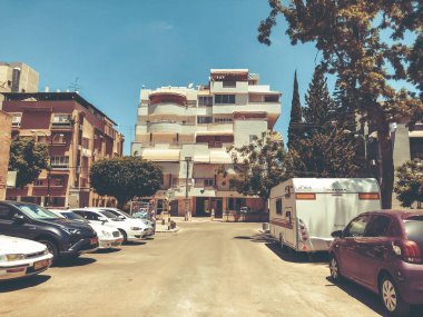 Rishon Le Zion, İsrail-18 Haziran 2018: arabalar yolun güneşli bir günde Rishon Le Zion, İsrail