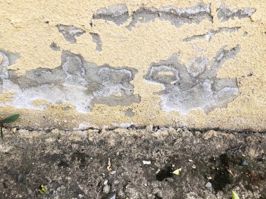 Arka plan olarak kirli beton duvar ve taş zemin odası.