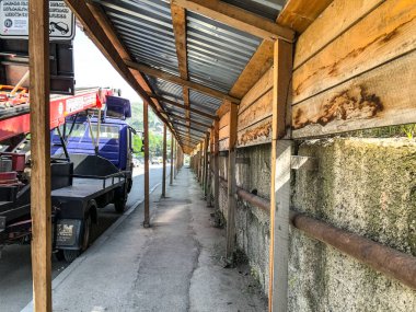 Tiflis, Gürcistan--17 Mayıs 2018: alüminyum çatı, yayalar için sokakta İnşaat hakkında pasajda ahşap inşaat