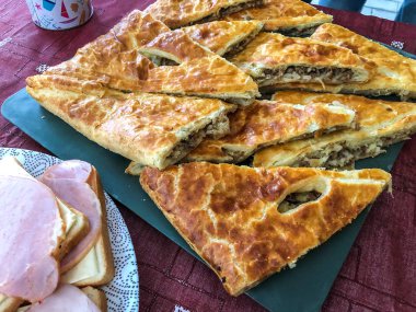 Kır evinde açık büfe akşam yemeği. Doğa, pastırma sandviç, et ile pasta, Khachapuri, balık, sebze ziyafeti