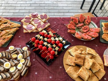 Açık büfe akşam yemeği köyünde. Doğa, sandviç, pasta et, khachapuri, balık, sebze ile bayram