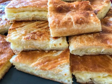 Kır evinde açık büfe akşam yemeği. Doğa Bayramı, Khachapuri-geleneksel Gürcü gıda