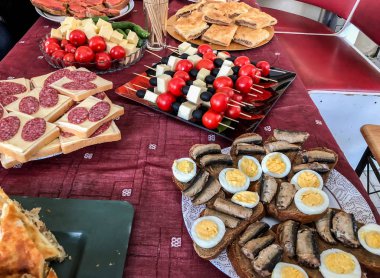 Açık büfe akşam yemeği köyünde. Doğa, sandviç, pasta et, khachapuri, balık, sebze ile bayram