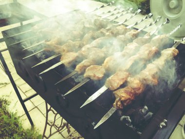 Mcvadi - bir Barbekü ızgara üzerinde kömür hazırlama şaşlık. Gürcistan'daki geleneksel mutfağı yığılmış et kavrulmuş