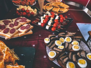 Açık büfe akşam yemeği köyünde. Doğa, sandviç, pasta et, khachapuri, balık, sebze, haşlanmış yumurta ile bayram 