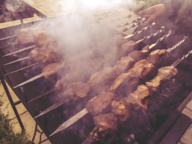 Mcvadi - bir Barbekü ızgara üzerinde kömür hazırlama şaşlık. Gürcistan'daki geleneksel mutfağı yığılmış et kavrulmuş