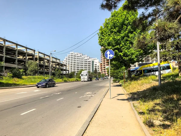 Τιφλίδα, Γεωργία--17 Μαΐου 2018: δρόμος της πόλης, αυτοκίνητα στο δρόμο. City στην άνοιξη — Φωτογραφία Αρχείου