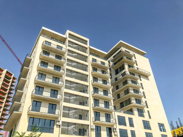 トビリシ, ジョージア - 2018 年 5 月 17 日: トビリシ, ジョージアの新しい高住宅アパート建物の建設. — ストック写真