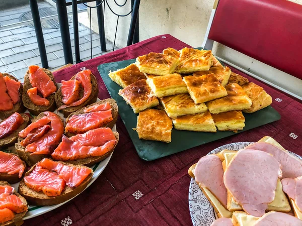 Kolację w formie bufetu w domku. Święto na charakter, Bacona, Kanapki, ciasto z mięsa, Chaczapuri, ryby — Zdjęcie stockowe