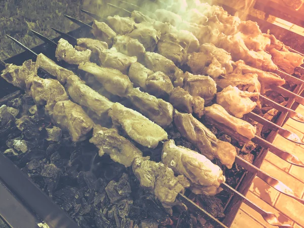 Mcvadi - shashlik voorbereiden op een barbecue-grill op houtskool. Geroosterde gestapelde vlees traditionele keuken in Georgië — Stockfoto