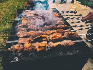 Mcvadi - bir Barbekü ızgara üzerinde kömür hazırlama şaşlık. Gürcistan'daki geleneksel mutfağı yığılmış et kavrulmuş