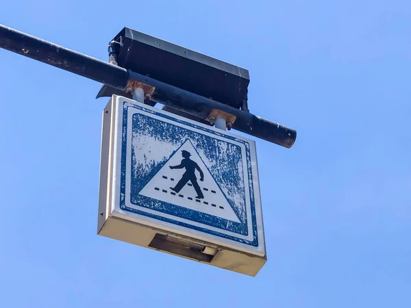 Signo colgante de un peatón sobre un fondo azul del cielo — Foto de Stock