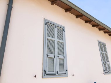 Rishon Le Zion, Israil sokaklarında özel modern evlerin pencereleri