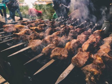 Mcvadi - bir Barbekü ızgara üzerinde kömür hazırlama şaşlık. Gürcistan'daki geleneksel mutfağı yığılmış et kavrulmuş.