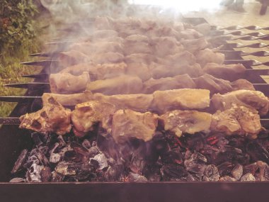 Mcvadi - bir Barbekü ızgara üzerinde kömür hazırlama şaşlık. Gürcistan'daki geleneksel mutfağı yığılmış et kavrulmuş