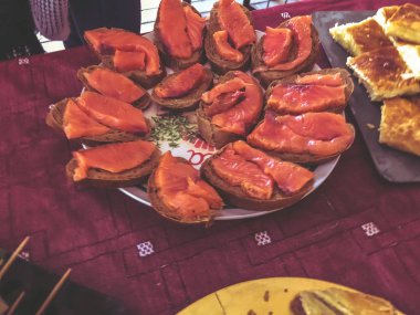 Açık büfe akşam yemeği köyünde. Bayram doğa, sandviç, khachapuri, somon balık