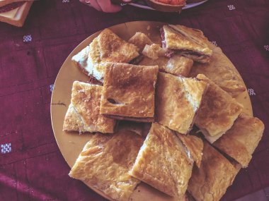 Kır evinde açık büfe akşam yemeği. Doğada bayram, et ile pasta, Khachapuri-geleneksel Gürcü gıda