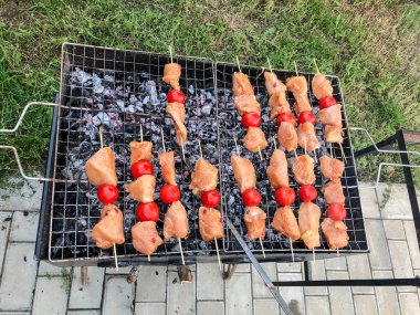 Barbekü tavuk eti ile sebze kömürlerin üzerinde. Izgara sebzeli tavuk şiş 