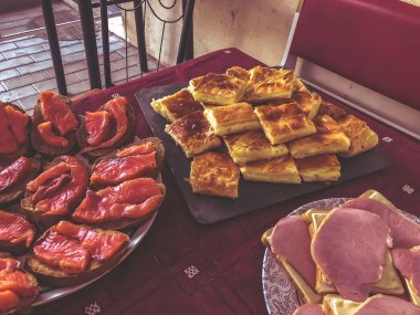 Açık büfe akşam yemeği köyünde. Doğa üzerinde bayram sandviçler jambon ve peynir, et, khachapuri, somon balık pasta.