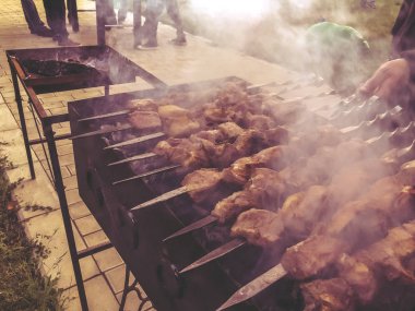 Mcvadi - bir Barbekü ızgara üzerinde kömür hazırlama şaşlık. Gürcistan'daki geleneksel mutfağı yığılmış et kavrulmuş