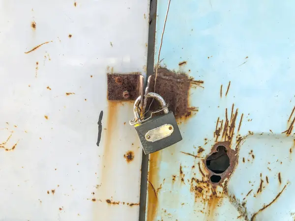 Φόντο με σιδερένια σκουριασμένη πόρτα από το αυτοκίνητο με μια κλειδαριά. — Φωτογραφία Αρχείου