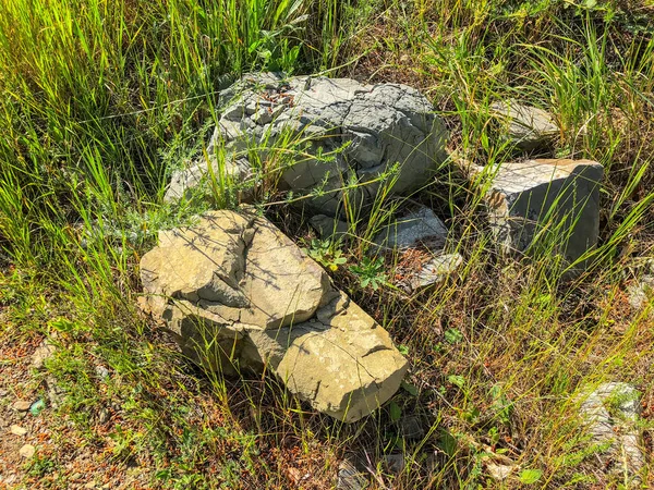 Berat batu di tanah, Menutup tekstur batu alami — Stok Foto