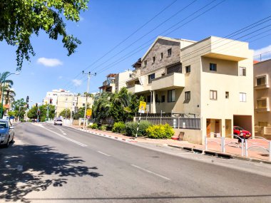 Rishon Le Zion, İsrail-19 Haziran 2018: arabalar yolun Rishon Le Zion, İsrail