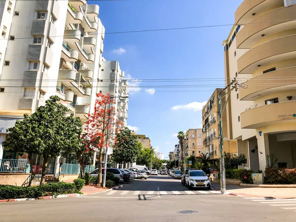 RISHON LE ZION, ISRAEL -JUNIO 19, 2018: Coches en la carretera en Rishon Le Zion, Israel — Foto de Stock